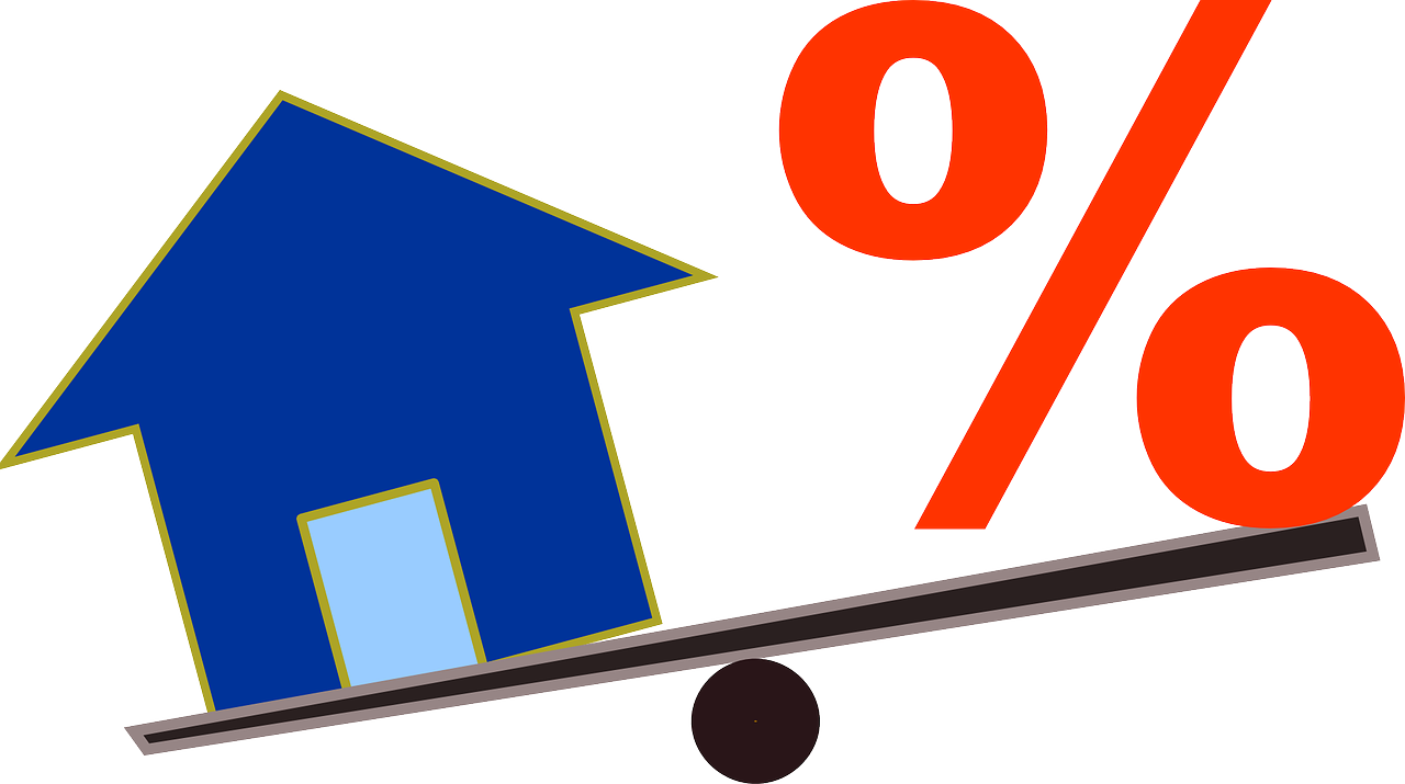 Illustration of a house and the interest rate on a seesaw